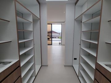 En venta lujosa y moderna casa en proyecto en Isla Celeste etapa Babor, Samborondon