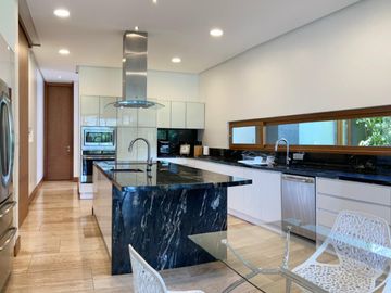 VENDO HERMOSA CASA EN URB PRIVADA CUMBAYA (Sector La Viña)