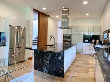 VENDO HERMOSA CASA EN URB PRIVADA CUMBAYA (Sector La Viña)