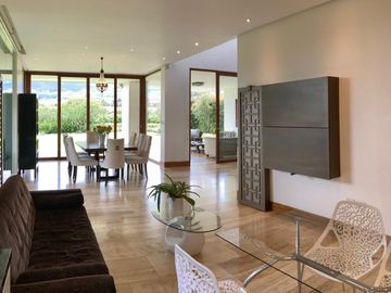 VENDO HERMOSA CASA EN URB PRIVADA CUMBAYA (Sector La Viña)