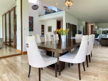 VENDO HERMOSA CASA EN URB PRIVADA CUMBAYA (Sector La Viña)