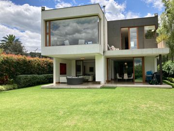VENDO HERMOSA CASA EN URB PRIVADA CUMBAYA (Sector La Viña)