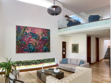 VENDO HERMOSA CASA EN URB PRIVADA CUMBAYA (Sector La Viña)