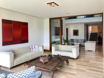 VENDO HERMOSA CASA EN URB PRIVADA CUMBAYA (Sector La Viña)