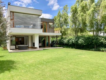 VENDO HERMOSA CASA EN URB PRIVADA CUMBAYA (Sector La Viña)