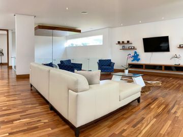 VENDO HERMOSA CASA EN URB PRIVADA CUMBAYA (Sector La Viña)