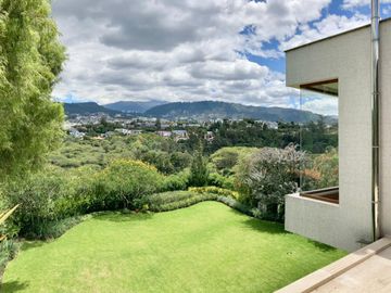 VENDO HERMOSA CASA EN URB PRIVADA CUMBAYA (Sector La Viña)