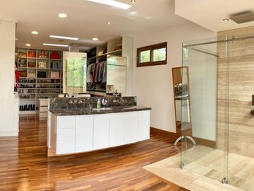 VENDO HERMOSA CASA EN URB PRIVADA CUMBAYA (Sector La Viña)