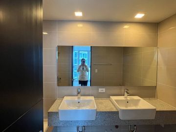 Last 3 Bedroom Rent to Own Condo For Sale in Uptown Parksuites BGC