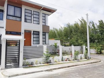 Tagaytay 4 Bedroom House and Lot For Sale with swimming pool