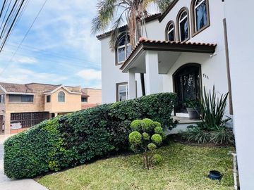 Casa en Venta, Estricta Seguridad, Amueblada, De Lujo, Cumbres 4 sector, Monterrey, Nuevo León