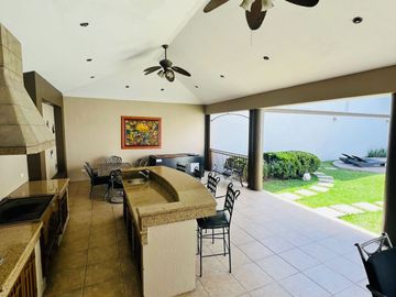 Casa en Venta, Estricta Seguridad, Amueblada, De Lujo, Cumbres 4 sector, Monterrey, Nuevo León