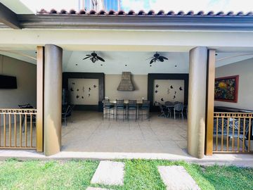 Casa en Venta, Estricta Seguridad, Amueblada, De Lujo, Cumbres 4 sector, Monterrey, Nuevo León