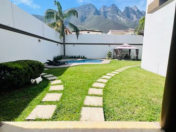 Casa en Venta, Estricta Seguridad, Amueblada, De Lujo, Cumbres 4 sector, Monterrey, Nuevo León