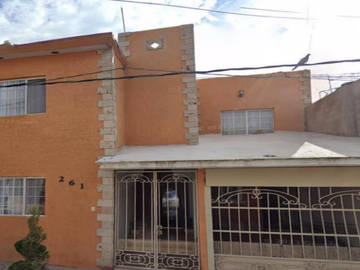 PRECIOSA CASA EN VENTA EN AQUILES SERDÁN, ZONA CENTRO, LERDO, DURANGO.