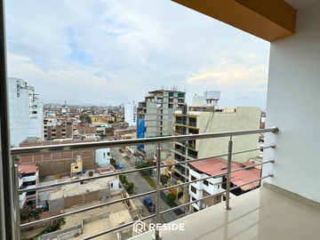 Departamento triplex de 4 dormitorios en Urb. El Recreo Trujillo