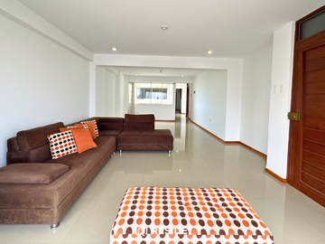 Departamento triplex de 4 dormitorios en Urb. El Recreo Trujillo
