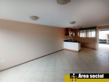 Casa de venta Pomasqui, La Campiña, 3 pisos, dormitorios amplios, piscina, seguridad, sala comunal