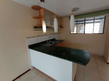 Casa de venta Pomasqui, La Campiña, 3 pisos, dormitorios amplios, piscina, seguridad, sala comunal