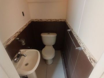 Casa de venta Pomasqui, La Campiña, 3 pisos, dormitorios amplios, piscina, seguridad, sala comunal