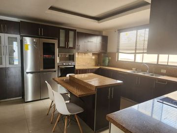 Samborondon, Venta de Casa 4 dormitorios con piscina
