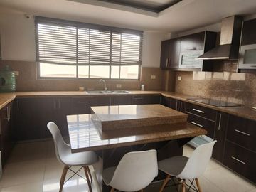 Samborondon, Venta de Casa 4 dormitorios con piscina
