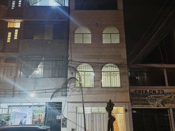 Casa De 4 Departamentos, Muy Bien Distribuida, ¡en Venta! Ideal para casa u oficinas.