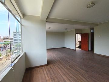 Vendo Gran Departamento En San Juan De Lurigancho De 138.44 M2 En Piso 3