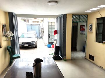 ¡EN VENTA INMENSA CASA CON PISCINA PARA NIÑOS EN SJL!