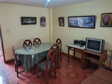 ¡EN VENTA INMENSA CASA CON PISCINA PARA NIÑOS EN SJL!