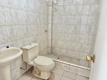¡EN VENTA INMENSA CASA CON PISCINA PARA NIÑOS EN SJL!