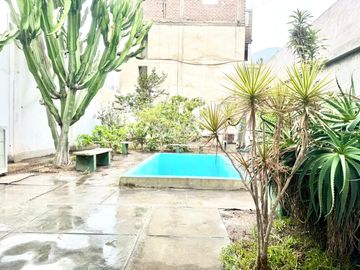 ¡EN VENTA INMENSA CASA CON PISCINA PARA NIÑOS EN SJL!