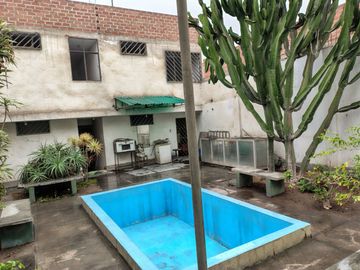 ¡EN VENTA INMENSA CASA CON PISCINA PARA NIÑOS EN SJL!