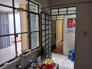 ¡EN VENTA INMENSA CASA CON PISCINA PARA NIÑOS EN SJL!