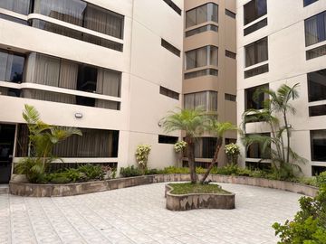 🏡 ¡Venta de amplio departamento frente a Parque, en primer piso, Monterrico, Surco! 📍✨
