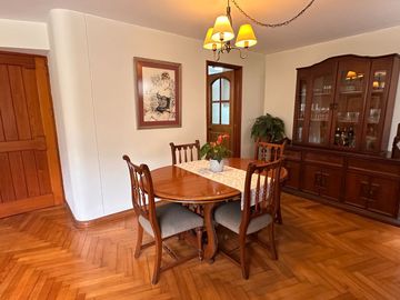 🏡 ¡Venta de amplio departamento frente a Parque, en primer piso, Monterrico, Surco! 📍✨