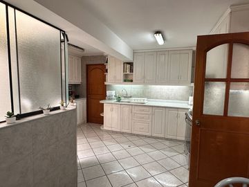 🏡 ¡Venta de amplio departamento frente a Parque, en primer piso, Monterrico, Surco! 📍✨