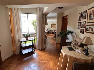 🏡 ¡Venta de amplio departamento frente a Parque, en primer piso, Monterrico, Surco! 📍✨