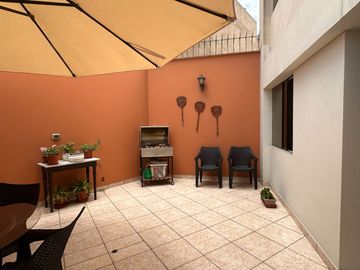 🏡 ¡Venta de amplio departamento frente a Parque, en primer piso, Monterrico, Surco! 📍✨