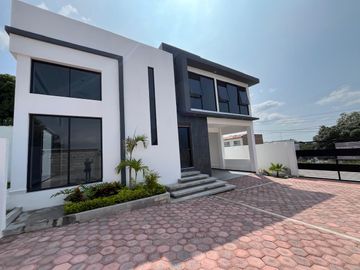 CASA EN VENTA, CON ALBERCA, EN OAXTEPEC, MORELOS