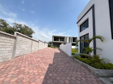 CASA EN VENTA, CON ALBERCA, EN OAXTEPEC, MORELOS