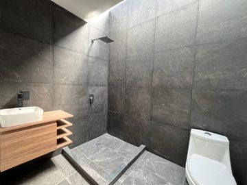 CASA EN VENTA, CON ALBERCA, EN OAXTEPEC, MORELOS