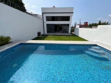 CASA EN VENTA, CON ALBERCA, EN OAXTEPEC, MORELOS