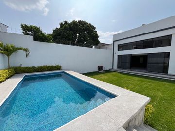 CASA EN VENTA, CON ALBERCA, EN OAXTEPEC, MORELOS