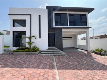 CASA EN VENTA, CON ALBERCA, EN OAXTEPEC, MORELOS