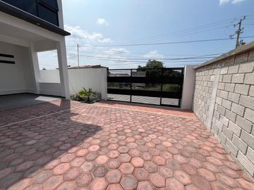 CASA EN VENTA, CON ALBERCA, EN OAXTEPEC, MORELOS