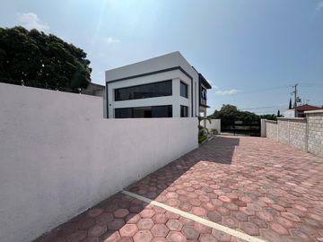 CASA EN VENTA, CON ALBERCA, EN OAXTEPEC, MORELOS