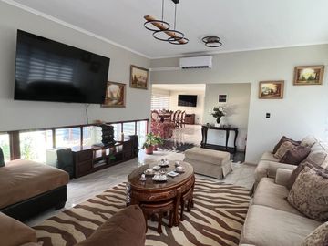HERMOSA CASA EN PARCELA
