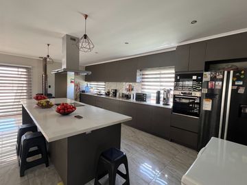 HERMOSA CASA EN PARCELA