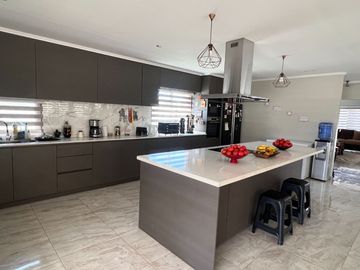 HERMOSA CASA EN PARCELA